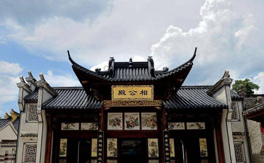 封面评论｜“向上社交”受追捧，并不只是庸俗人脉学的复刻